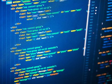 Ekranında, php kod satırları kapatın. Sarı, turuncu ve yeşil mavi arka planda kodlama