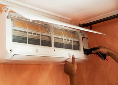 Elektrikli tornavida kullanarak duvar üzerinde Klima tamiri