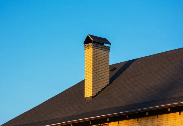 Moderna Tegel Skorstenen Med Vackra Smide Klarblå Himmel Solljus Närbild — Stockfoto