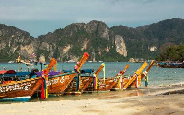 Phi Phi Islands, Tayland - 27 Mart 2017: Tay taksi tekne burun Dağları ile Phi Phi Islands kıyı üzerinde dekorasyonu ile arka planda