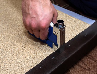 Kahverengi deri mavi Zımba ve zımba kullanarak Sunta Kaplama upholsterer