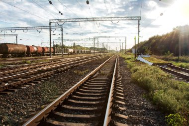 Birkaç parça günbatımı güneş ışınları ile ölçmek. Uzun yük treni demiryolu