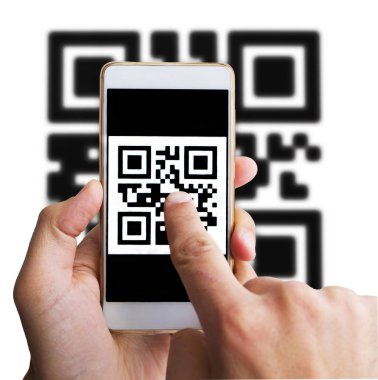 Smartphone kullanarak barkod tarama, yakın çekim. Telefon tutarak ve qr kodu ekranda işaret eden iki adam eli. Beyaz izole. Internet nakitsiz satın alma
