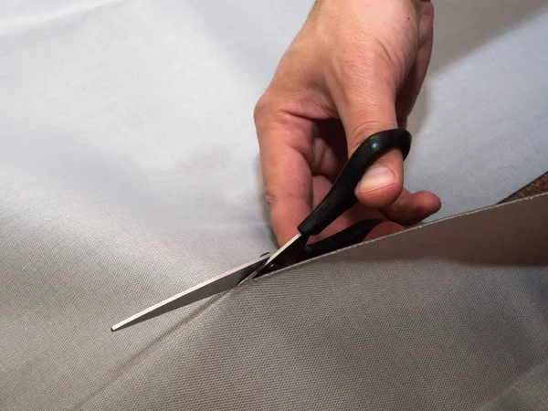 Mão Homem Cortando Têxteis Com Tesoura Alfaiate Conceito Corte Tecido — Fotografia de Stock