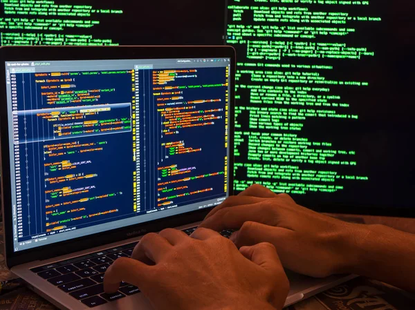 Dos Manos Hacker Sistema Violación Teclado Utilizando Dos Monitores Código — Foto de Stock