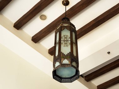 Kiriş, alt görünümü tavanda asılı geleneksel Türk avize