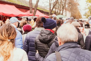 Nizhyn, Ukrayna - 14 Ekim 2017: sonbahar, arka görünümünde Caddesi boyunca yürümeye sıcak giyinmiş büyük kalabalık