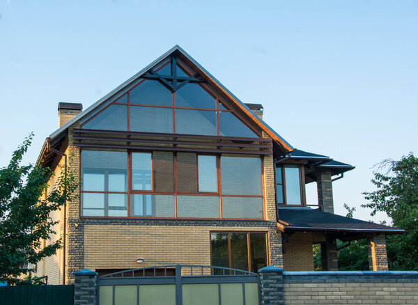 Современный дом с красивым фасадом. Кирпичный дом с панорамными окнами. Стеклянные стены
