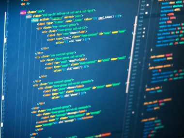 Ekranında, php kodu kapatın. Turuncu, yeşil ve sarı mavi arka planda kodlama