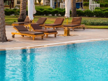Turkuaz su ile resort havuz boş şezlong