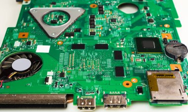 Yan görünümü görüntü mikroçip kadar kapatın. Anakart bilgisayarın yeşil mikroçip. yeşil mikroçip Rezistanslar ve kondansatör