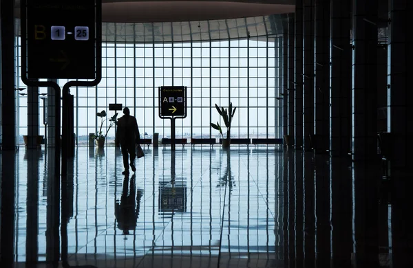 Silhueta Homem Caminhando Perto Dos Balcões Check Terminal Aeroporto — Fotografia de Stock