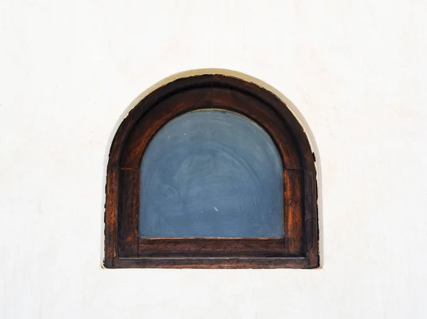 Kleines Bogenfenster Aus Holz Nahaufnahme — Stockfoto