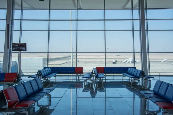 Salón Salida Aeropuerto Con Pistas Aterrizaje Aviones Estacionamiento Nadie Concepto — Foto de Stock