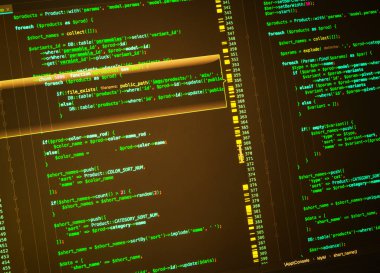 Çizgiler ekranda php kodlama. Kahverengi zemin üzerine yeşil kod