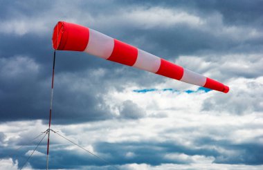 Havaalanı rüzgar gülü bulutlu gökyüzü üzerinde arka plan rüzgarlı hava indicdrogueate içinde yerel rüzgar yönü (olarak da bilinir: hava çorap, hazır olun, Rüzgar kol, Rüzgar konisi)