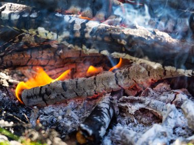 Açık ateş sıcak kül ve parlak turuncu alev, closeup yanan kömür ile