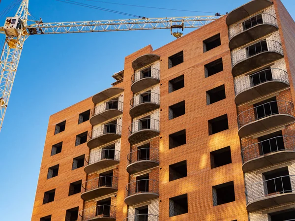 Edificio Ladrillo Varios Pisos Construcción Con Grúa Sitio —  Fotos de Stock