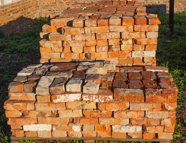 Kupie Stare Czerwone Cegły Palecie Zachód Zbliżenie — Zdjęcie stockowe