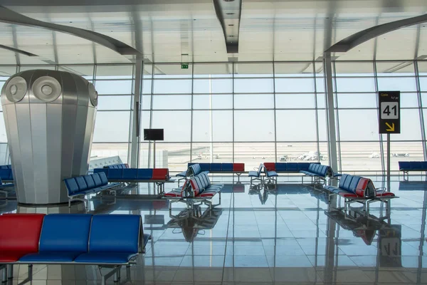 Clean Airport Waiting Area Interior Seats Windows Runway Strips Airplanes — Stock Photo, Image