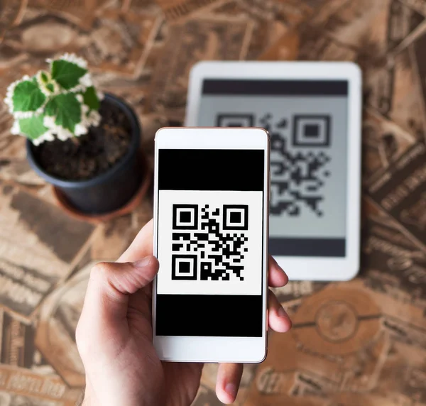 Qr kod ödeme hareketinin mobil smartphone ve tablet cihazlar kullanarak. Telefon kullanarak tablet tarama qr kodu. Nakitsiz ödeme