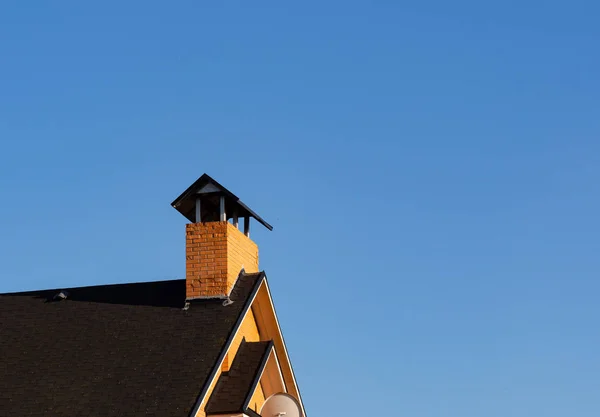 Soyulmuş Tuğla Baca Evin Çatı Üstüne Yakın Çekim — Stok fotoğraf