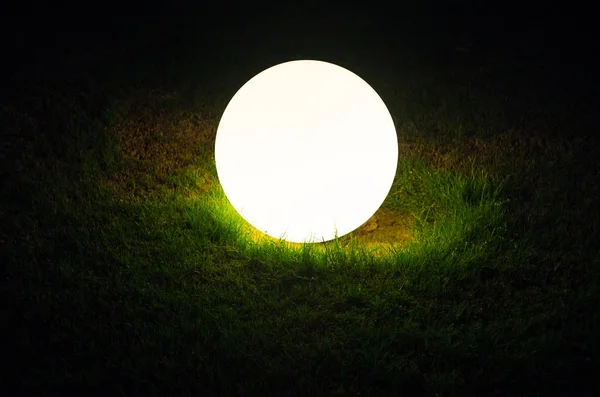 Esfera Brilhante Grama Verde Noite — Fotografia de Stock