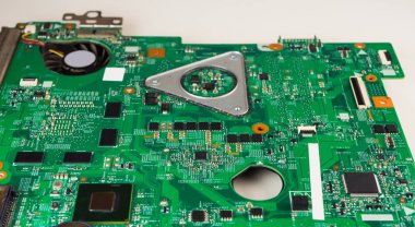 Yan görünümü görüntü mikroçip kadar kapatın. Anakart bilgisayarın yeşil mikroçip. yeşil mikroçip Rezistanslar ve kondansatör