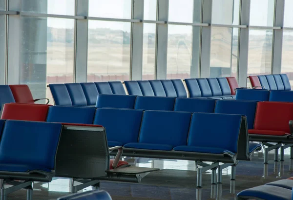 Порожній Термінал Аеропорту Зони Очікування Стільцями Червоно Блакитних Кольорах Концепція — стокове фото