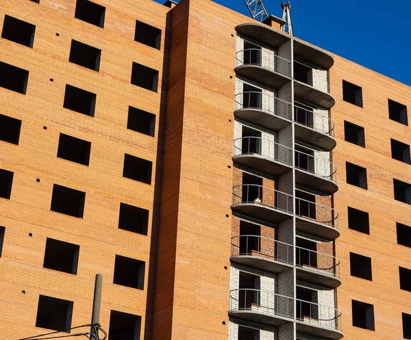 Construcción Edificio Residencial Varios Pisos Agujeros Para Ventanas Balcones Fachada —  Fotos de Stock