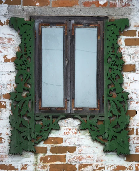 Close Van Rechthoekig Venster Met Houten Decoratie Van Groene Kleur — Stockfoto