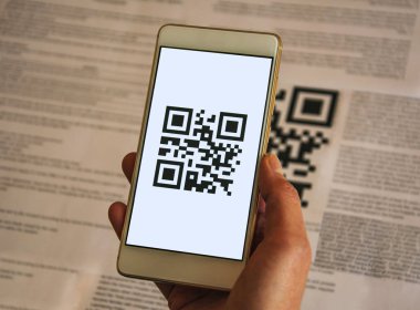 Tarama barkod mobil akıllı telefon tarafından kağıt belgeden