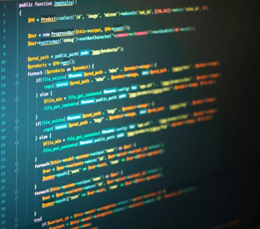 Üstünde belgili tanımlık perde, php kodlama satırları makro. Turuncu ve yeşil kod. Php dili kullanarak sitenin web geliştirme
