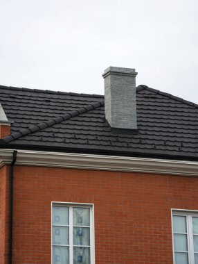 Baca tuğla ev, closeup metal kiremit çatı üzerinde