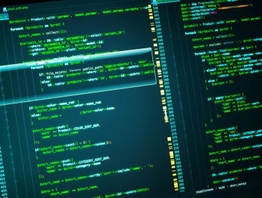 Yeşil web uygulama kodu koyu mavi arka plan, closeup üzerinde