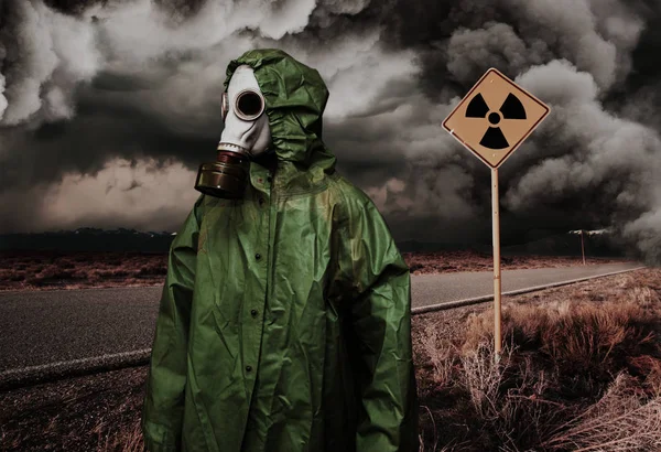 Hombre Con Máscara Gas Capa Para Protección Química Carretera Abandonada —  Fotos de Stock