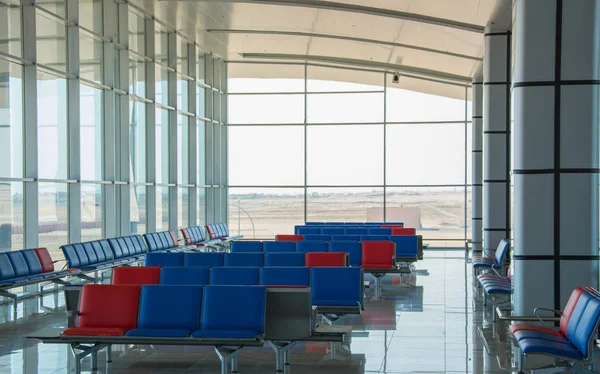 Filas Sillas Rojas Azules Aeropuerto Zona Salida — Foto de Stock