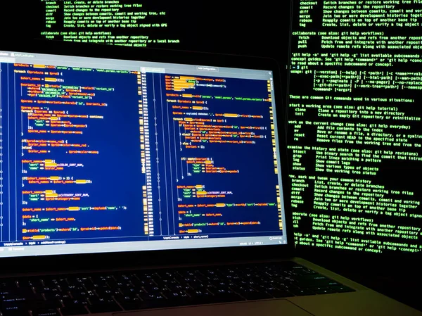 Концепция Интернет Преступлений Хакер Работает Над Кодом Темном Цифровом Фоне — стоковое фото