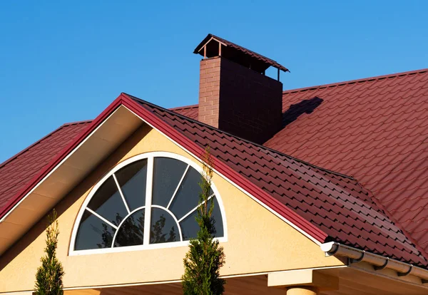 Ventana Semicírculo Chimenea Ladrillo Techo Azulejos Metal Rojo Bajo Cielo — Foto de Stock