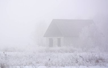 Yapım aşamasında kış sisin içinde beyaz köpük blokların ev yaptım