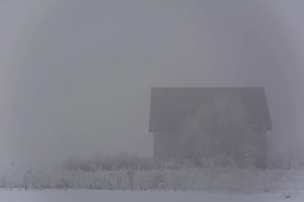 Einsames Haus Winternebel Verlassen Und Leer — Stockfoto