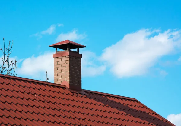 Rött Tegeltak Med Skorsten Blå Himmel — Stockfoto