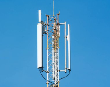 Telefon anten açık mavi gökyüzü arka plan üzerinde. 3g, 4g, Gsm