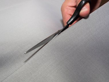 Siyah makas kesim kumaş. Tekstil kesme-out kavramı. Dikiş. Yakın çekim