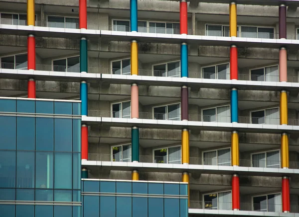Balcones Del Rascacielos Con Columnas Colores Edificio Moderno Con Ventanas — Foto de Stock