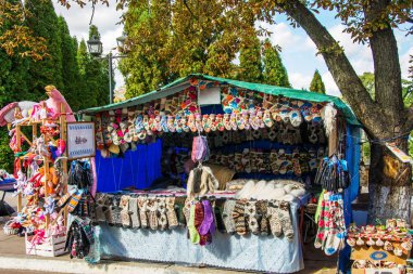 Fuarda sokak pazarı küçük dükkanında satış el yapımı yün çorap