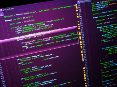 Pembe bir arka plan üzerinde monitörde php kod satırları. Makro