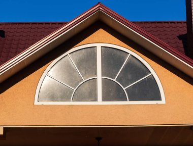 Kemerli pencere ile beyaz çerçeve, yakın çekim, dış house