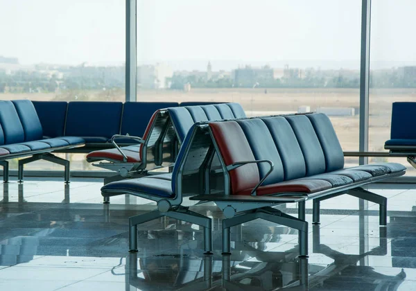 Salón Salida Vacío Colores Rojo Azul Aeropuerto — Foto de Stock