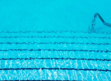 Merdiven altında turkuaz havuzuna su sökük